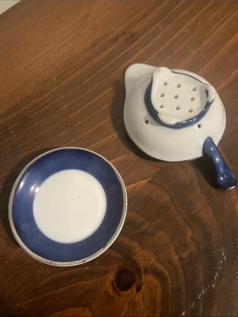 BOMBAY COMPANY BLUE & WHITE CERAMIC TEA STRAINER WITH BASE